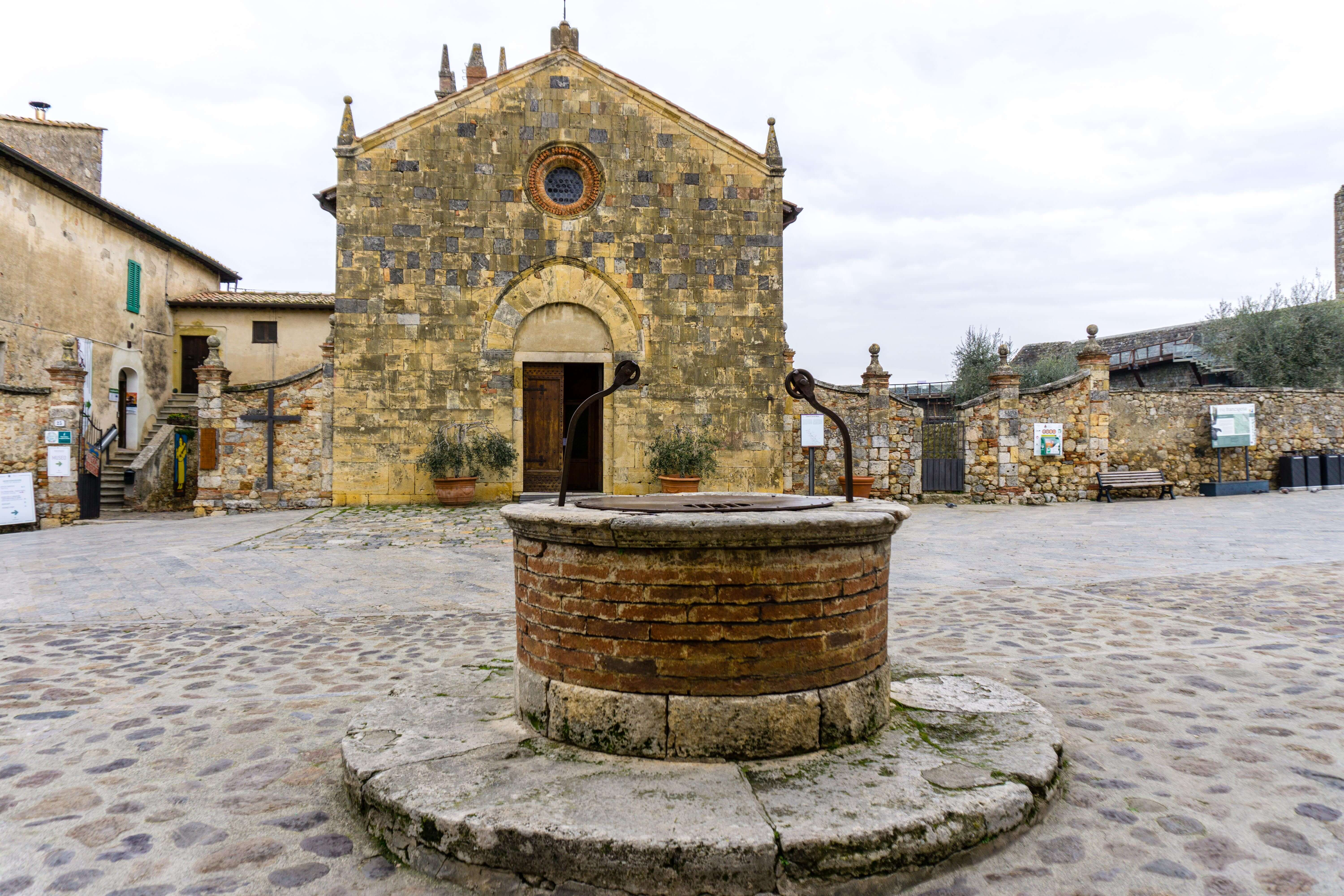 a weekend guide to Tuscany, Monteriggioni, Piazza Roma