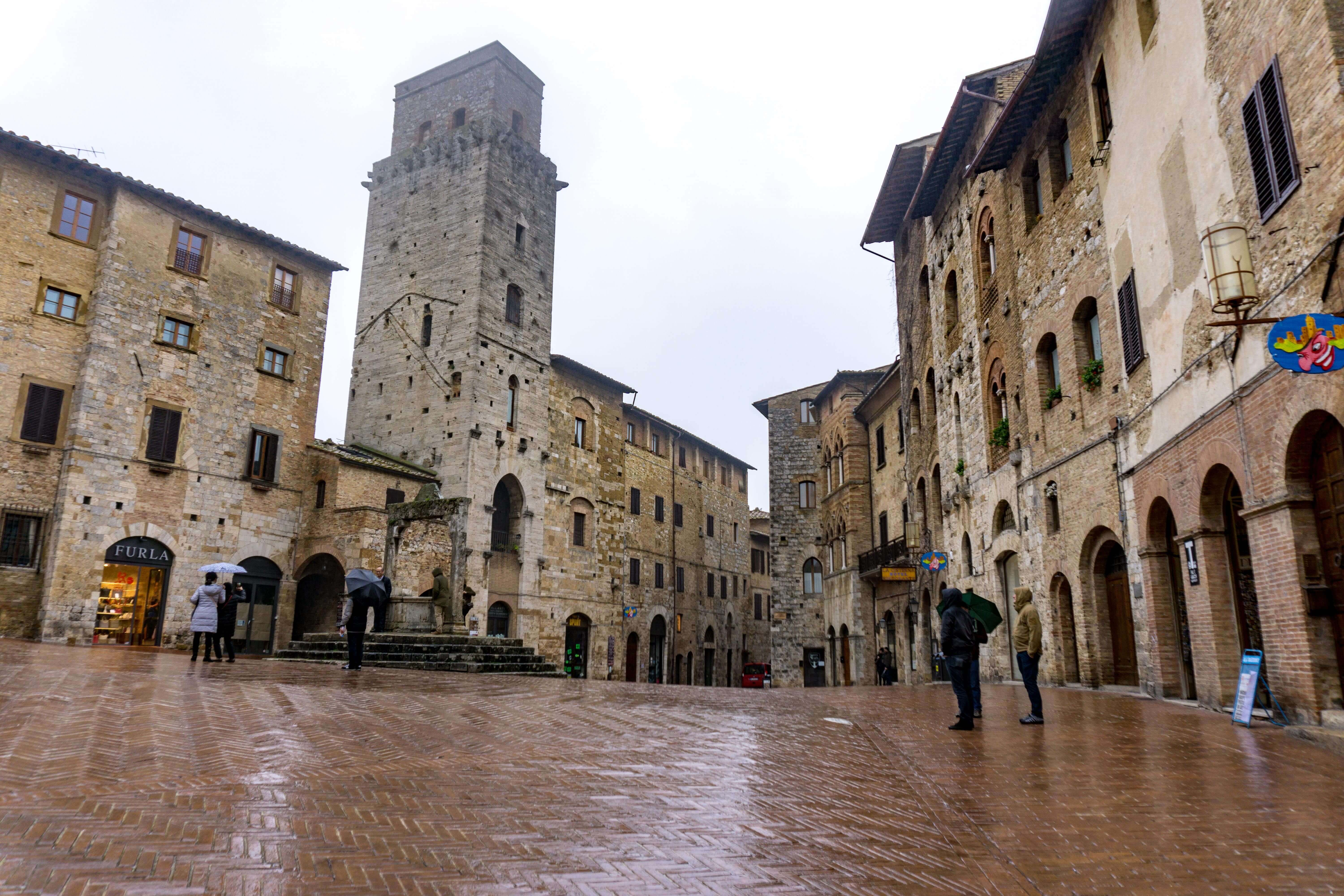 a weekend guide to Tuscany, San Gimignano Piazza del Duomo