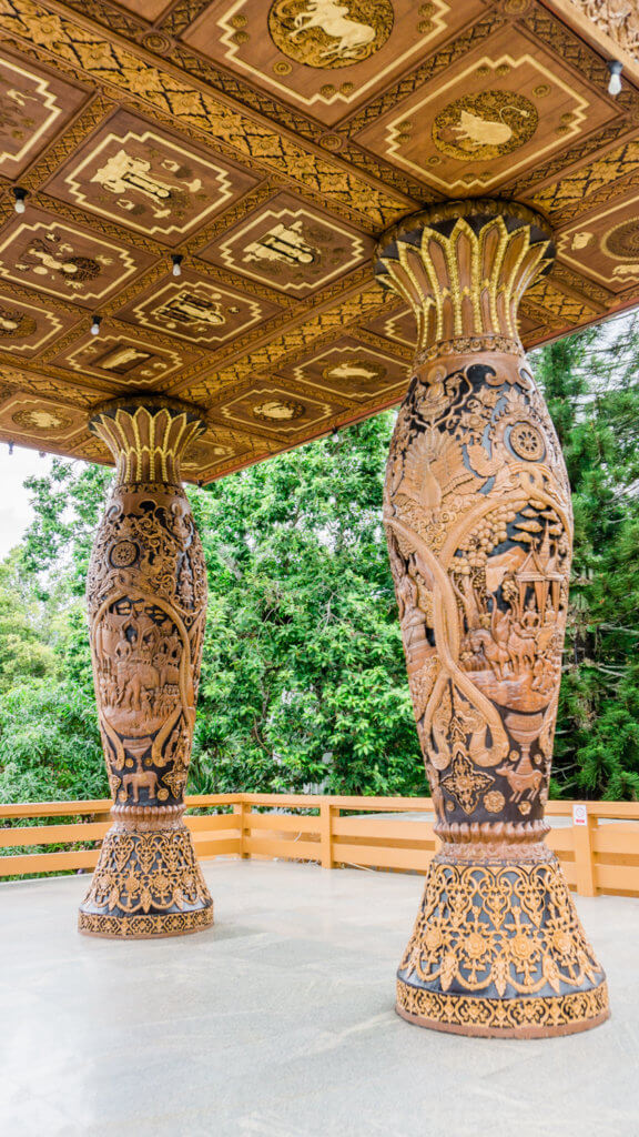 wood carvings at doi suthep